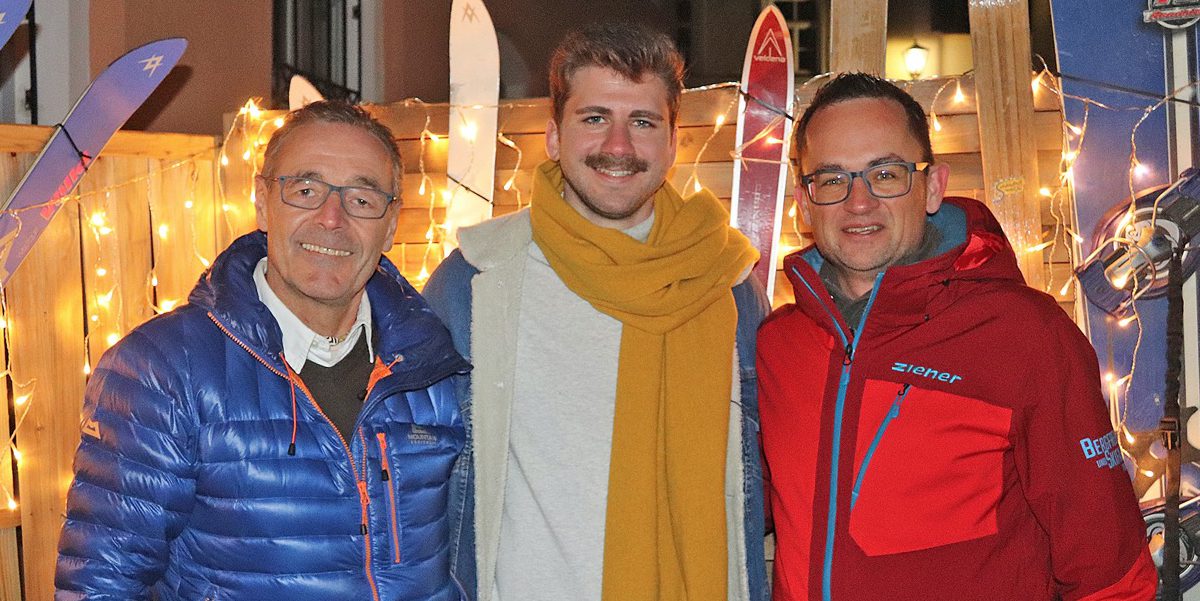 Josef Lurz (links) und 2. Bergfreunde-Abteilungsleiter Michael Schneider überreichten die Spende an den Verein „264.education e.V.“ an Christoph Findelsberger.